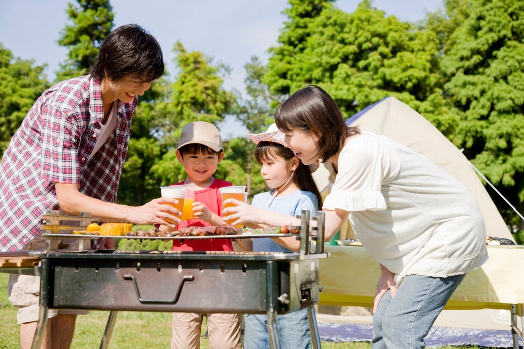BBQを楽しむ家族