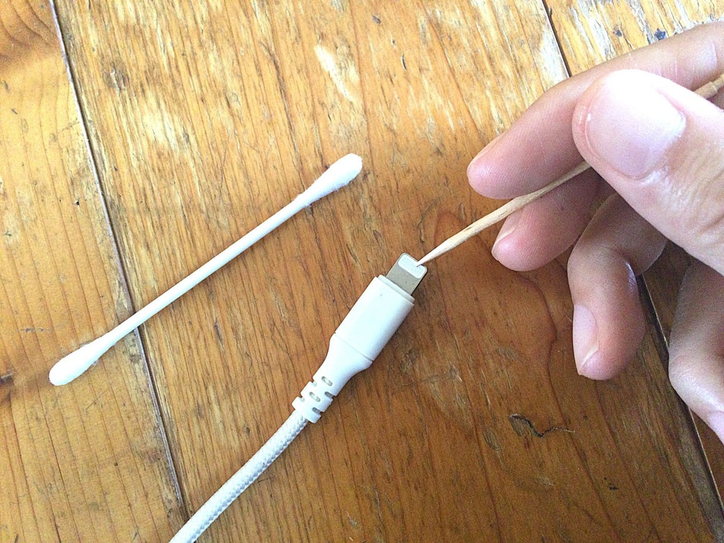 充電器を爪楊枝で掃除