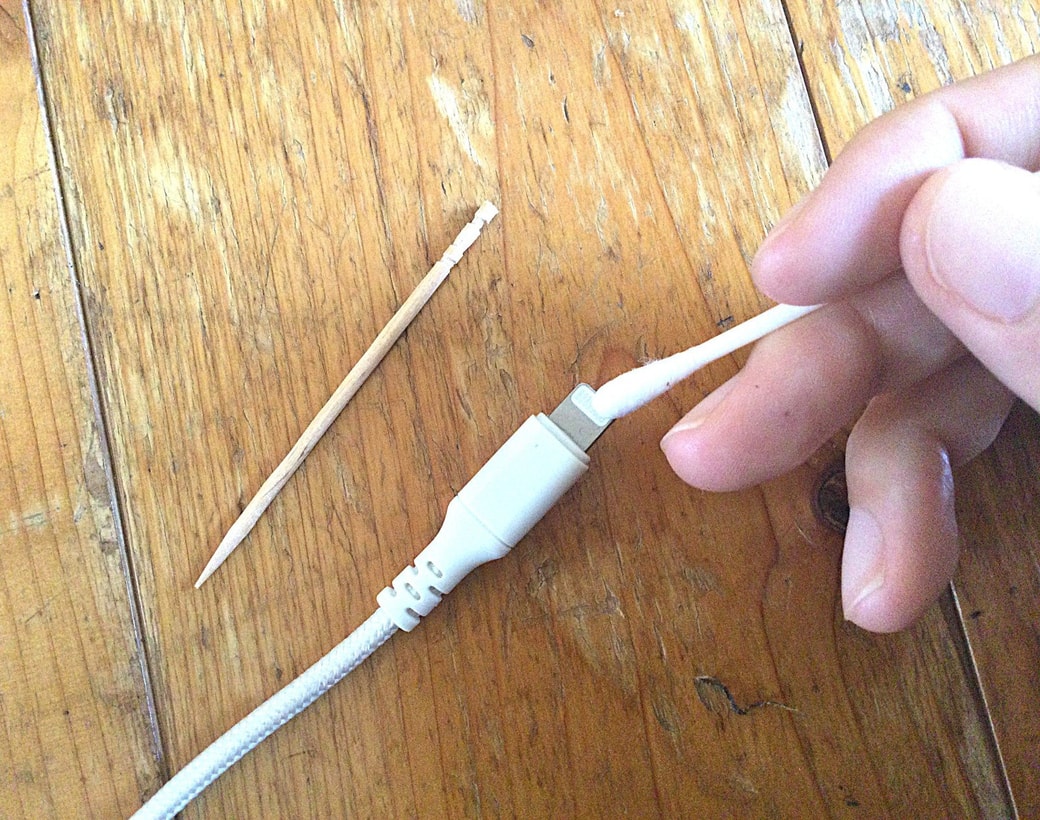 充電器を綿棒で掃除