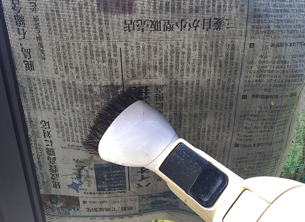 新聞紙を網戸に張り付ける
