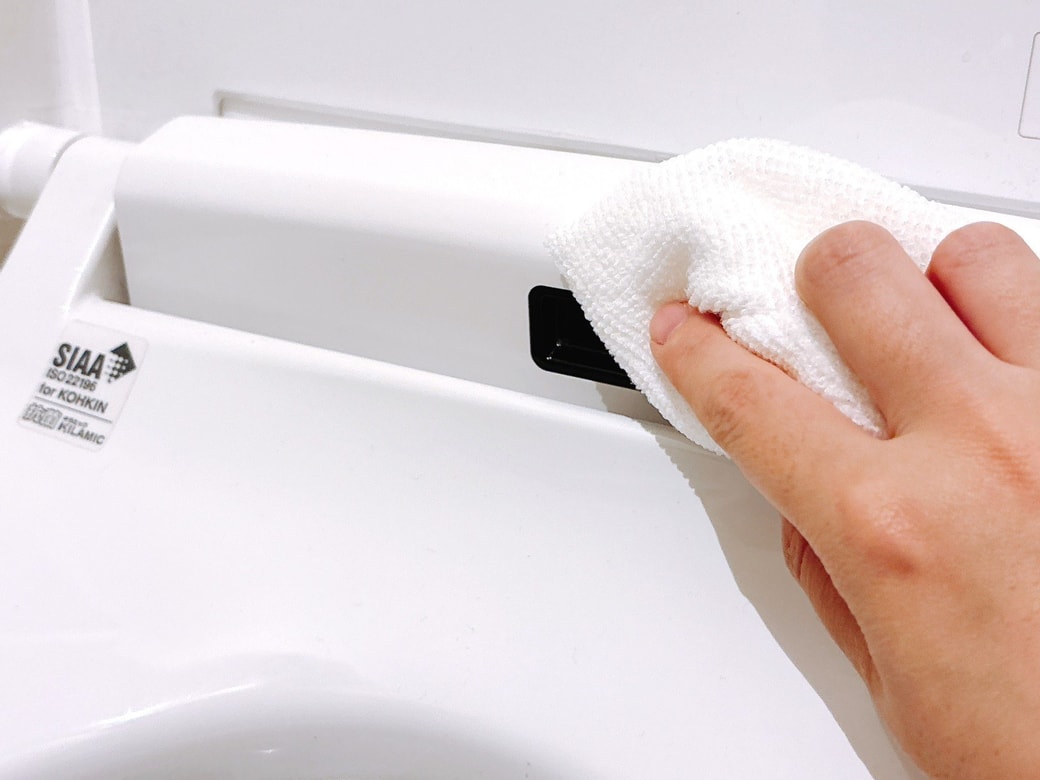 やわらかい布と中性洗剤でお手入れする