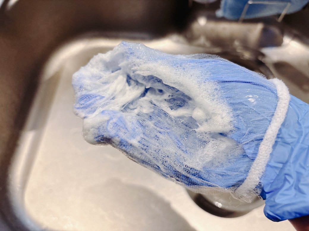 水で濡らし、泡立てる