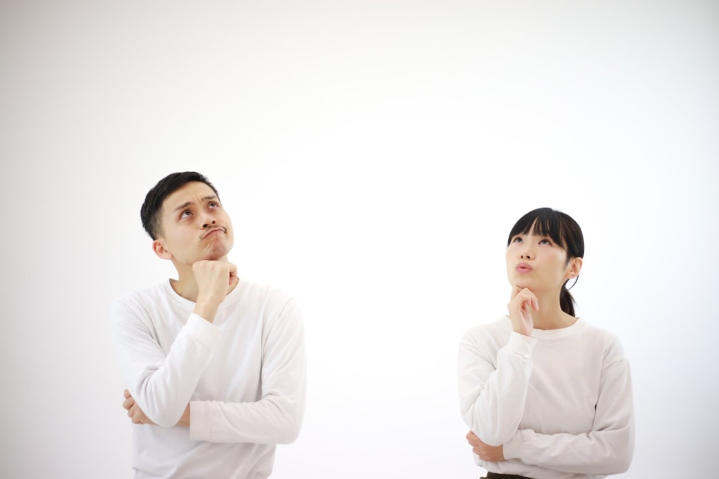 考える夫婦
