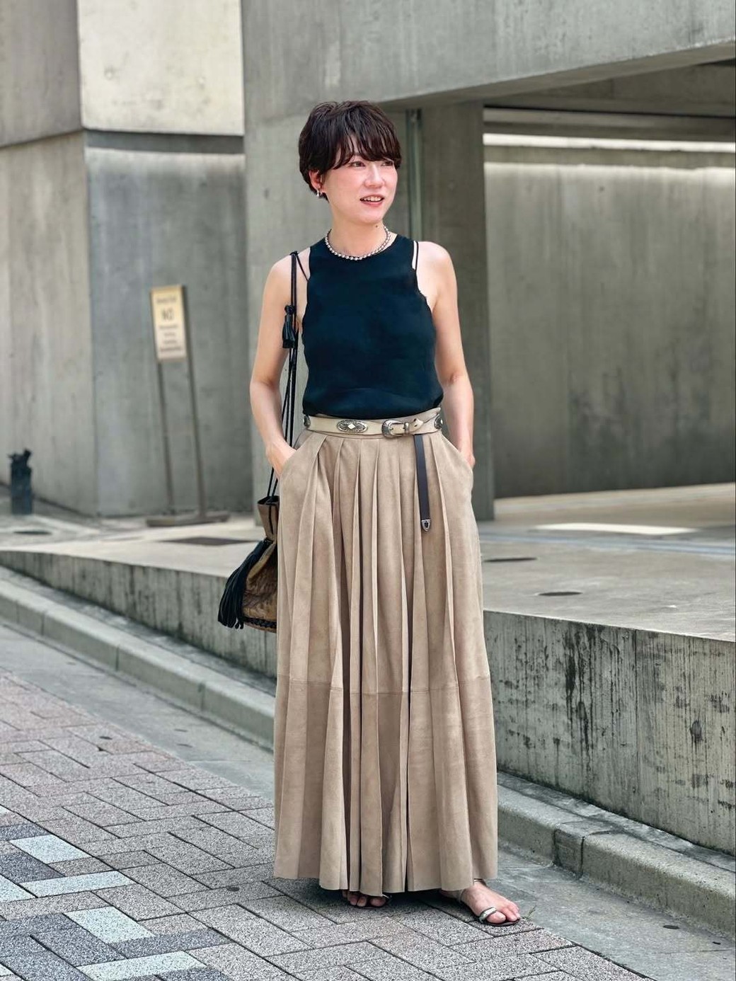 素材は秋でも、淡い色をチョイスすれば夏トップスに浮かず、今の時期に大活躍！