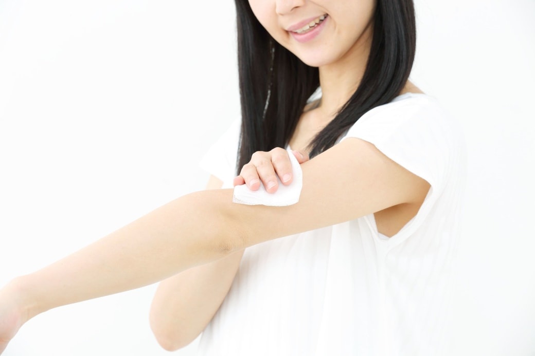 汗を拭きとる女性