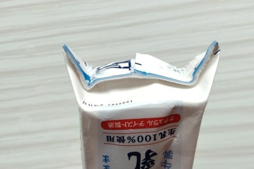 底のフラップ部分を持ち上げる