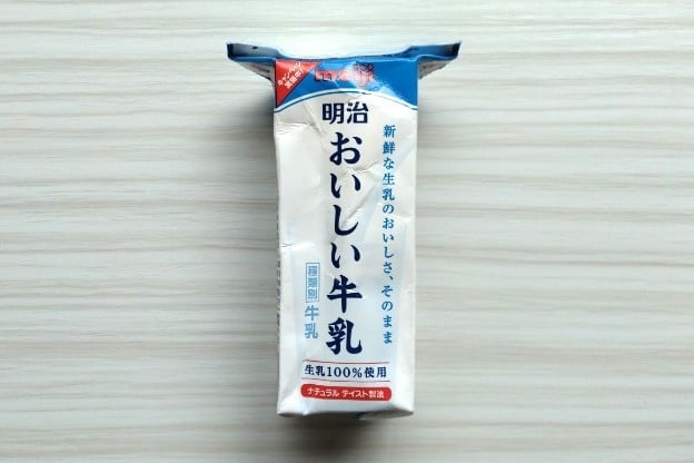 天面のフラップ部分を持ち上げる