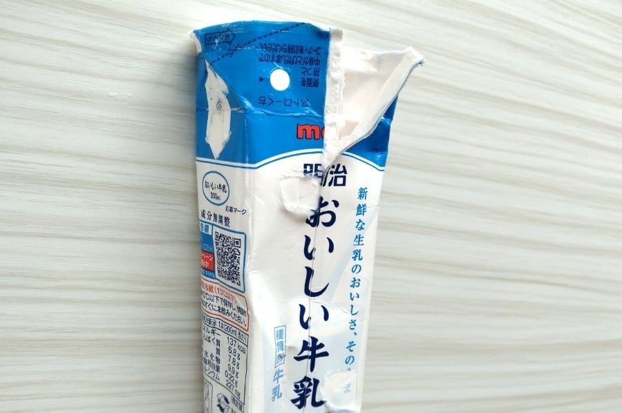 側面の紙のつなぎ目を剥がす