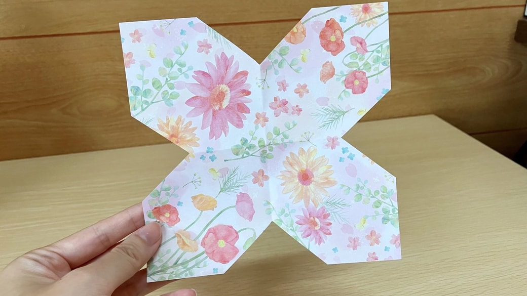 折って切るだけで、花びらのような形に！ラッピングに使える