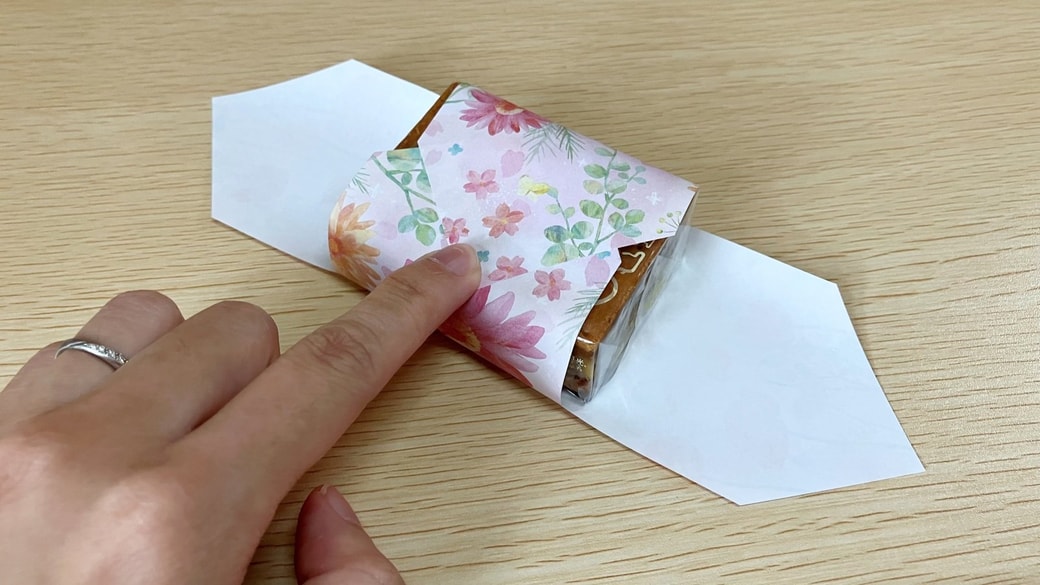 折り紙でたたんでいる様子