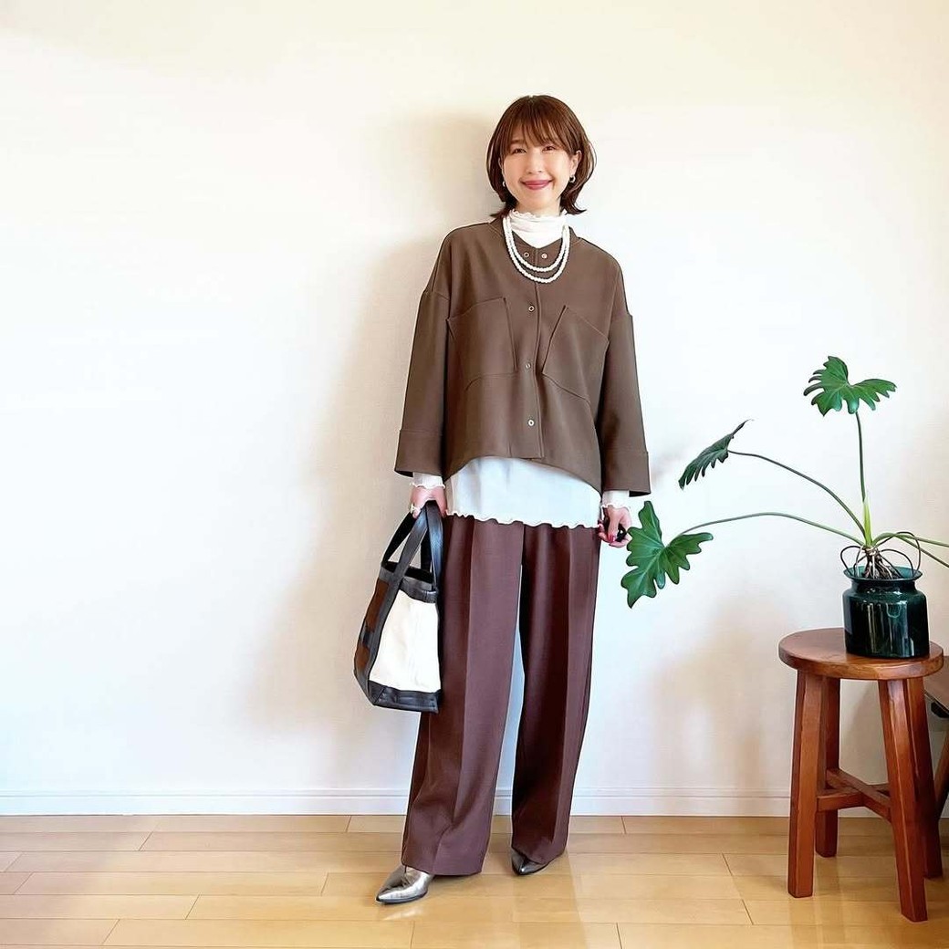 上下ブラウンコーデは、白アイテムの投入でさわやかさをプラス。