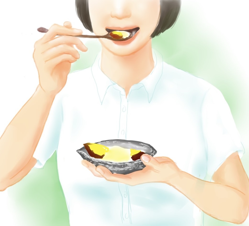 おいしそうにアイスのせ焼きいもを食べる文香。夏服の白シャツ姿。左手にうつわを持ち、右手のスプーンですくい、口に運ぶところ。