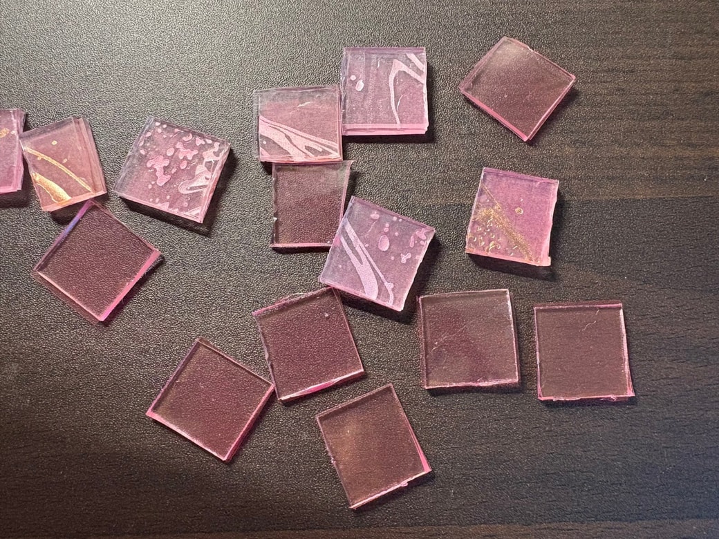 ナノテープを貼り付けた折り紙を切ったもの