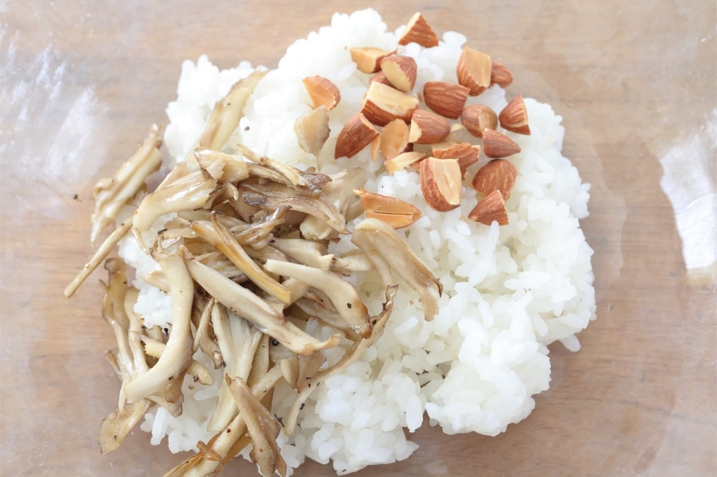 「まいたけとアーモンドのおにぎり」