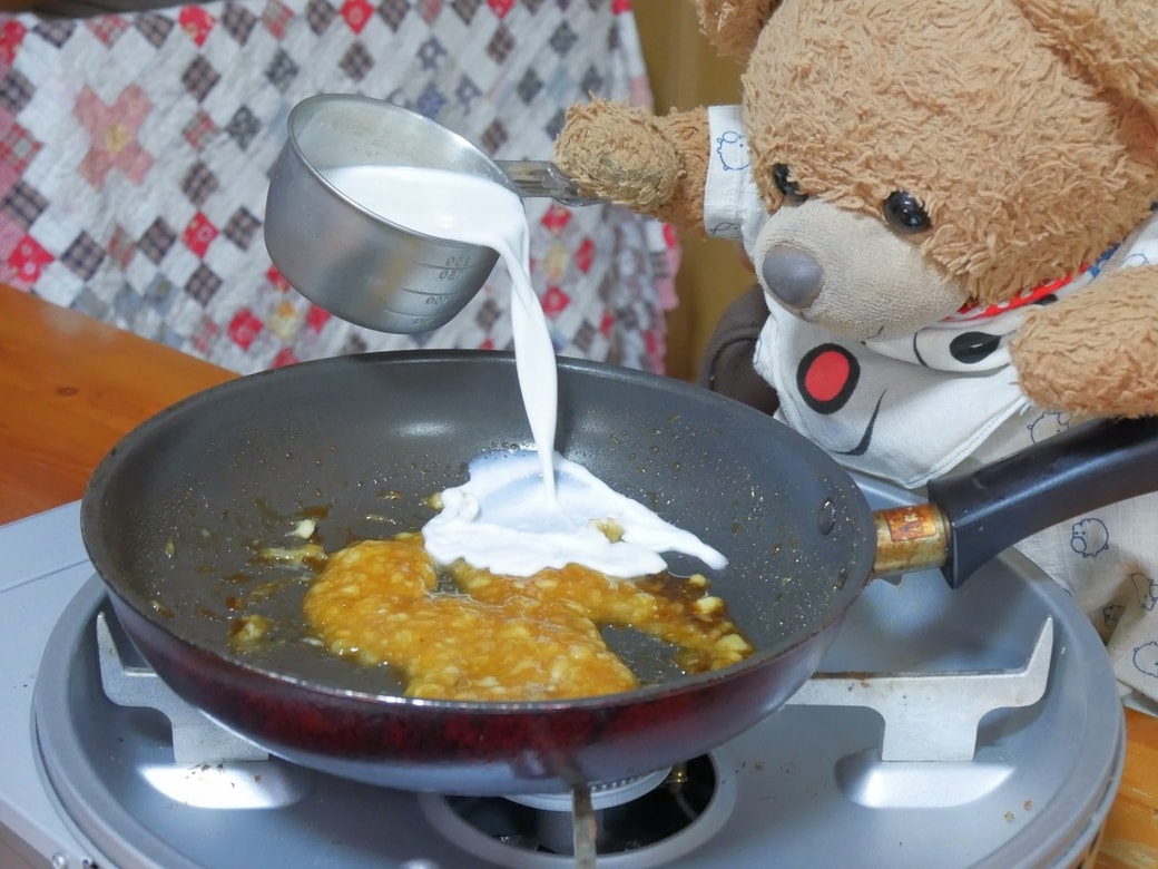 牛乳、生クリームを加える