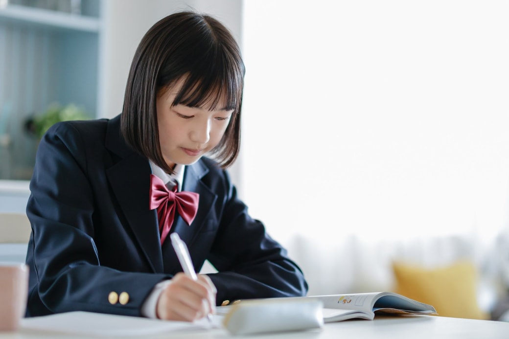 勉強する子