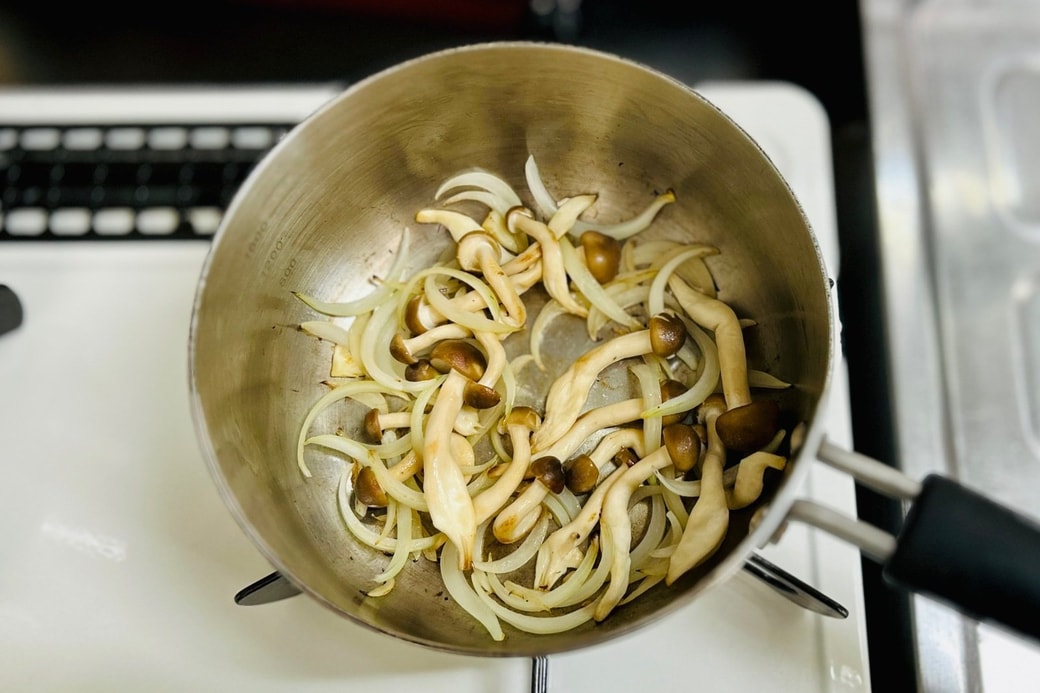 しめじと玉ねぎを炒める