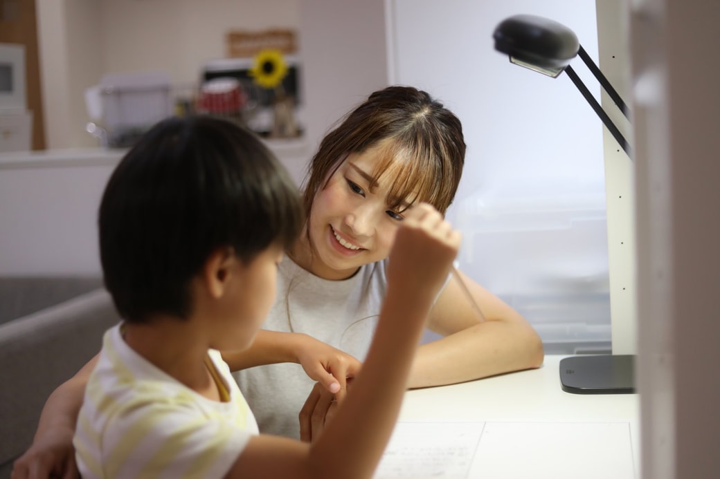 話している親子