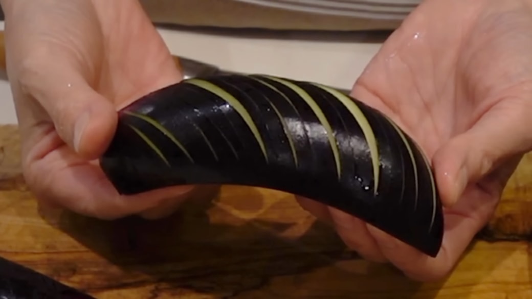 なすの皮に切り目を入れる人