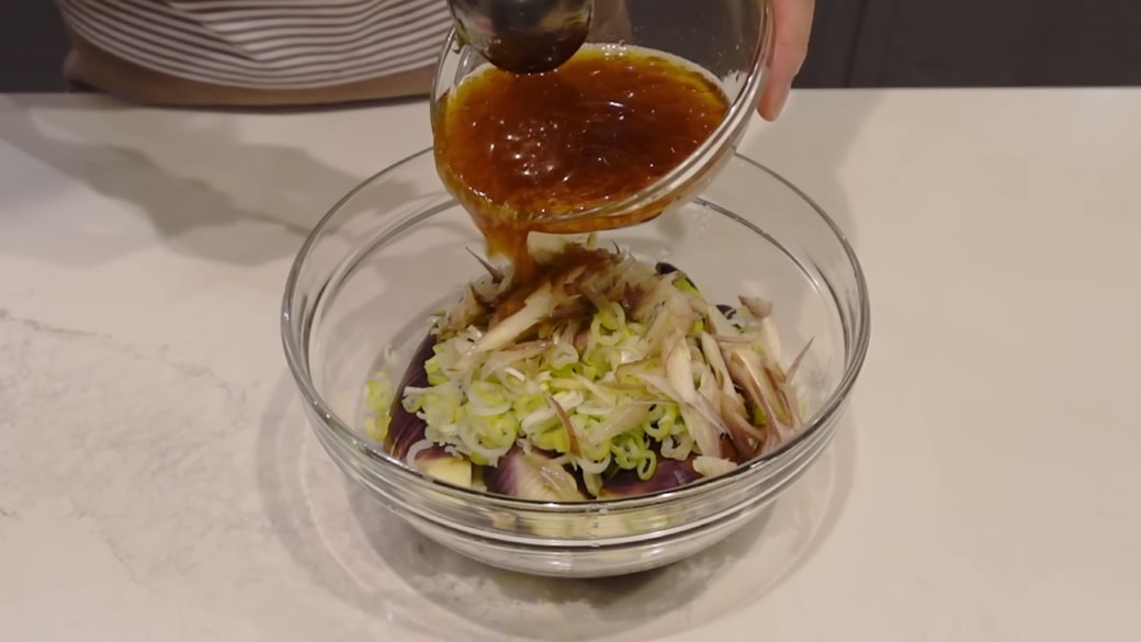 ボウルに調味料を合わせる人