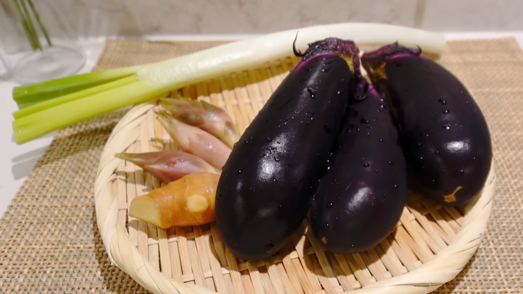 ザルにのったナスやネギ、しょうが