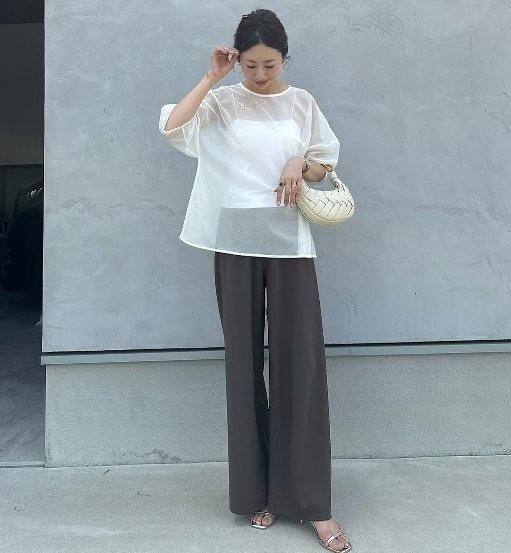 ブラウンのパンツ合わせで、夏から秋の時期にぴったりなMIXコーデに。