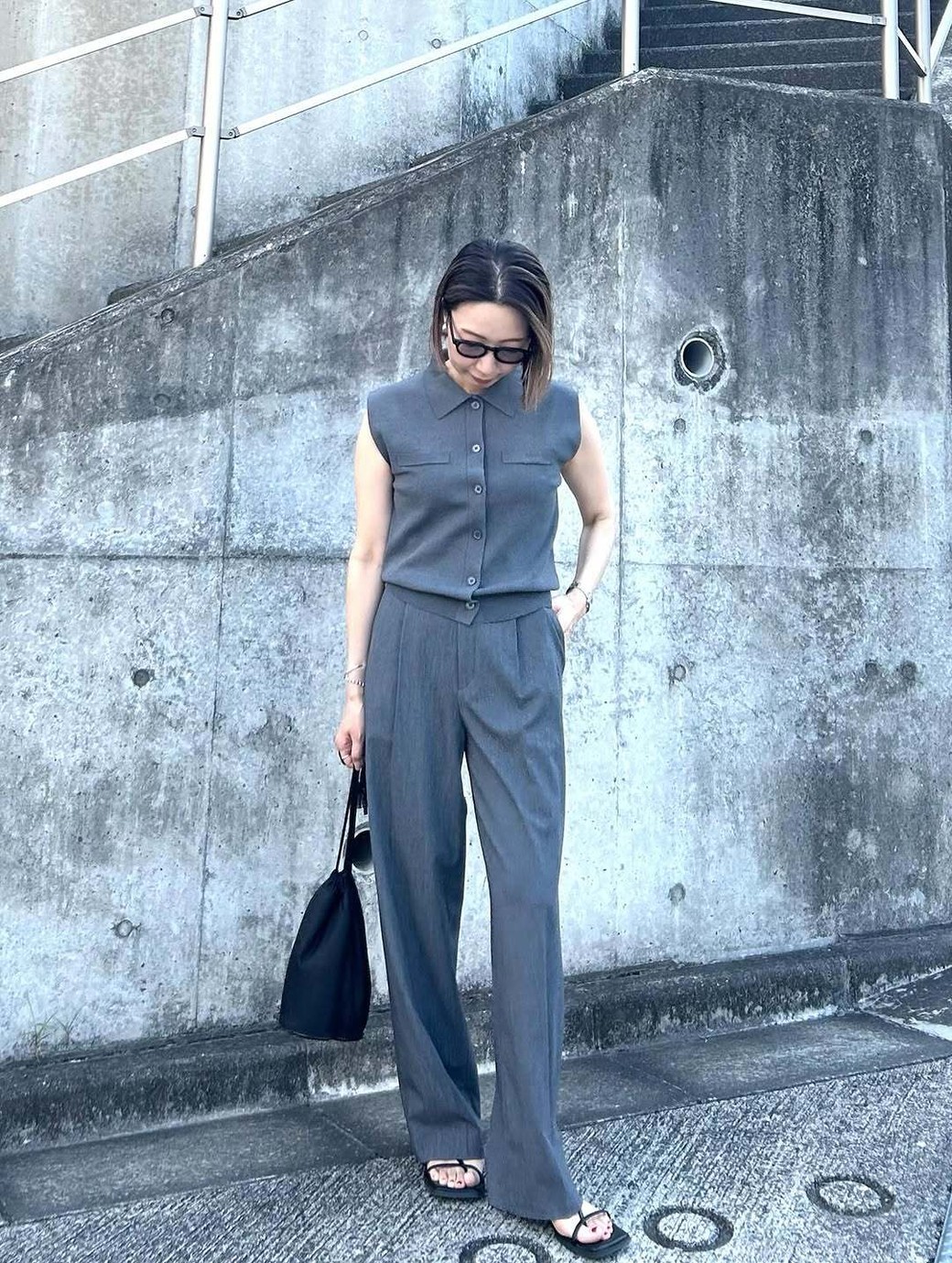 グレーのワントーンでまとめた、シックで上品な大人コーデ。