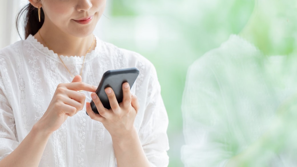 連絡をする女性