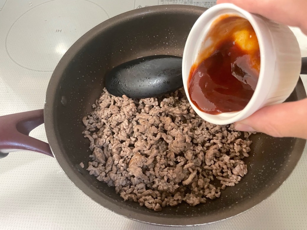 合い挽き肉を炒めて味つけする