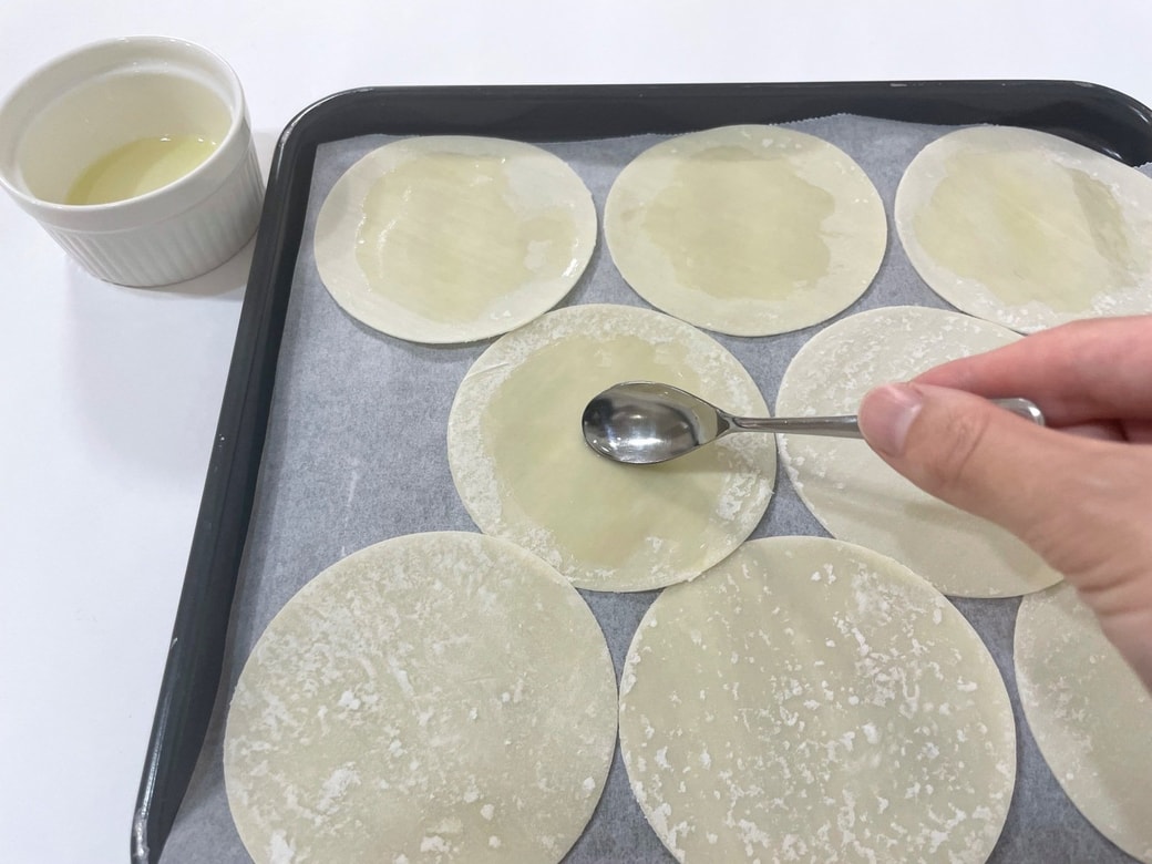 餃子の皮にオリーブオイルを塗る