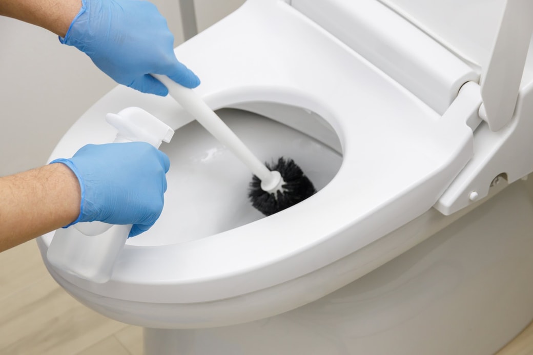 トイレ掃除する様子