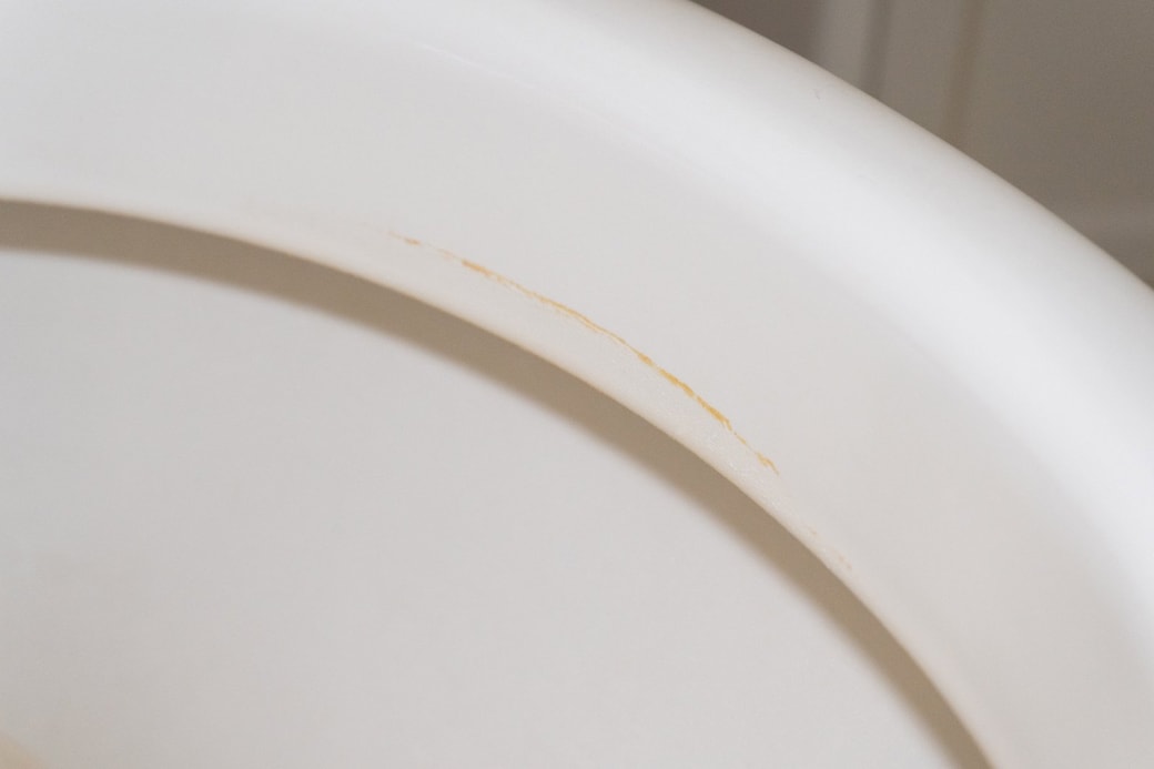 洋式トイレ 便器の縁についた尿石