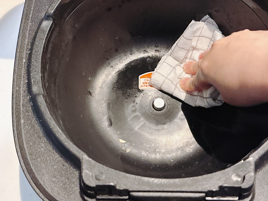 まずは、かたく絞った布で水拭き