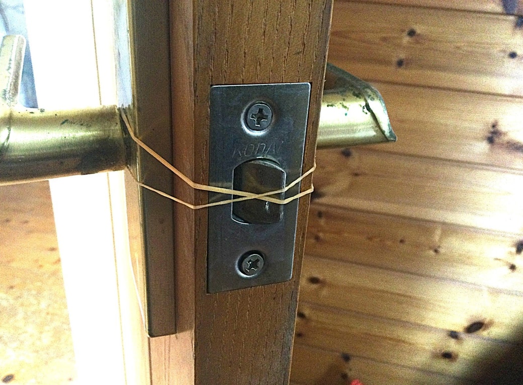 輪ゴムをドアノブにかける