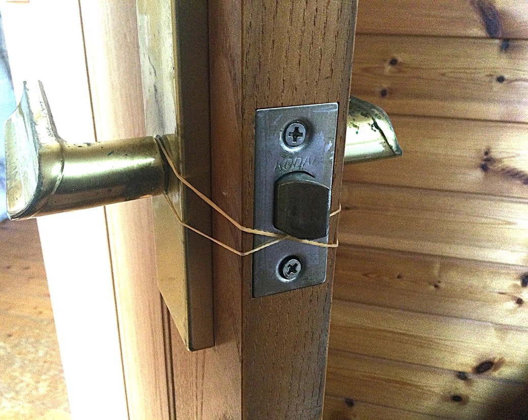 輪ゴムをドアノブに