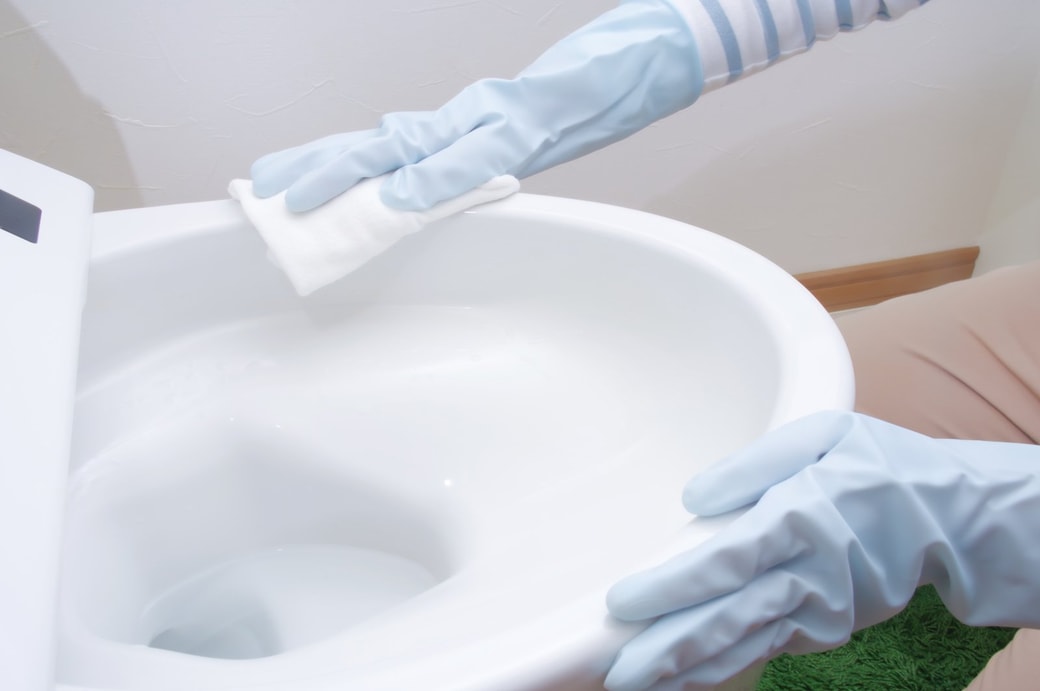 トイレ掃除をする女性