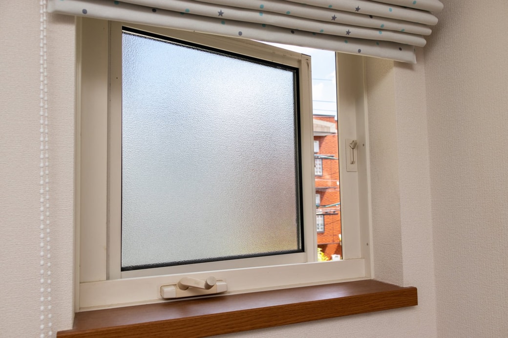 少し開かれた小窓