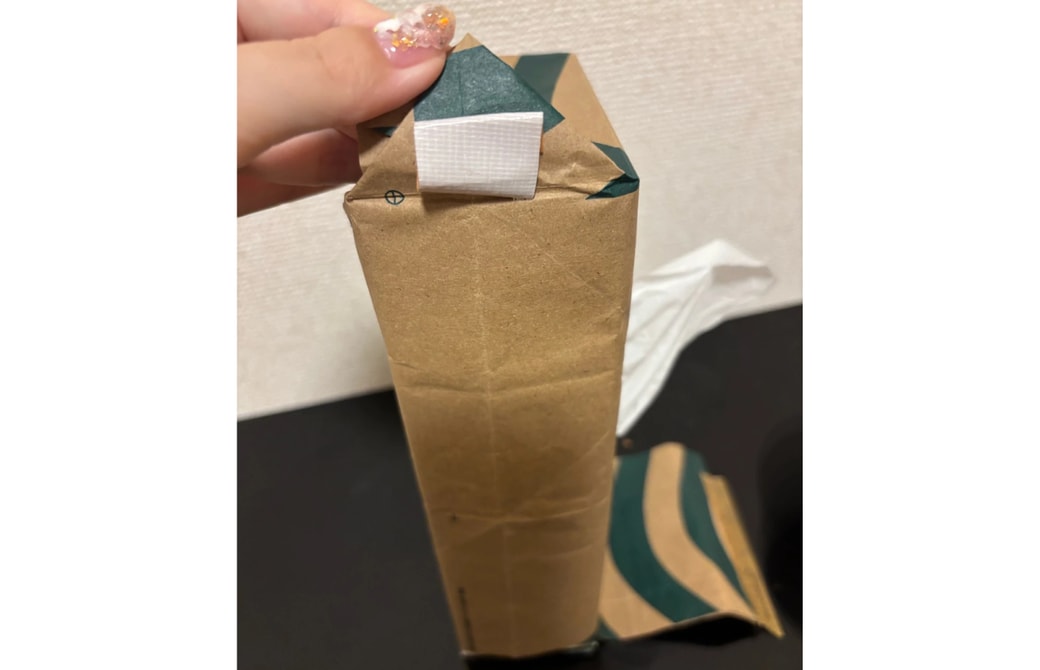 テープを丸める