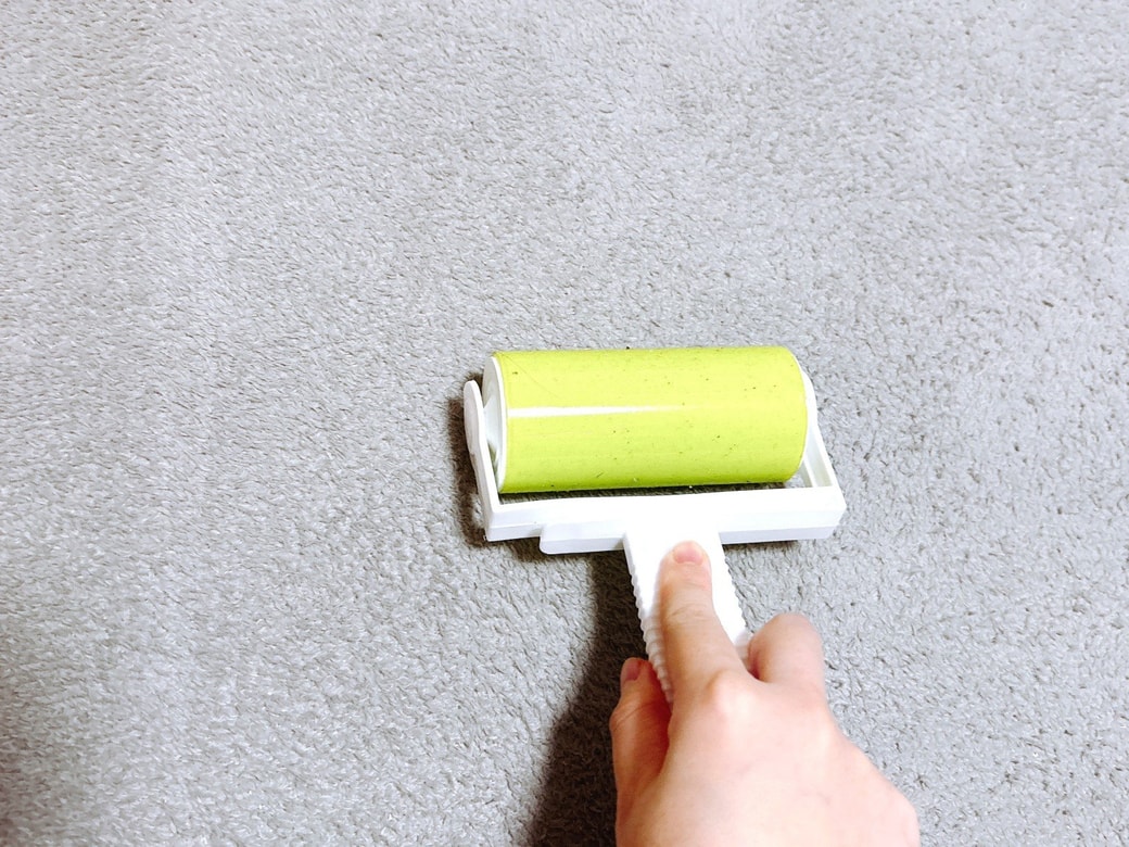 粘着ゲルクリーナーを押し当てる