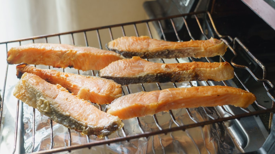 魚焼きグリルでさつまいもを加熱する様子