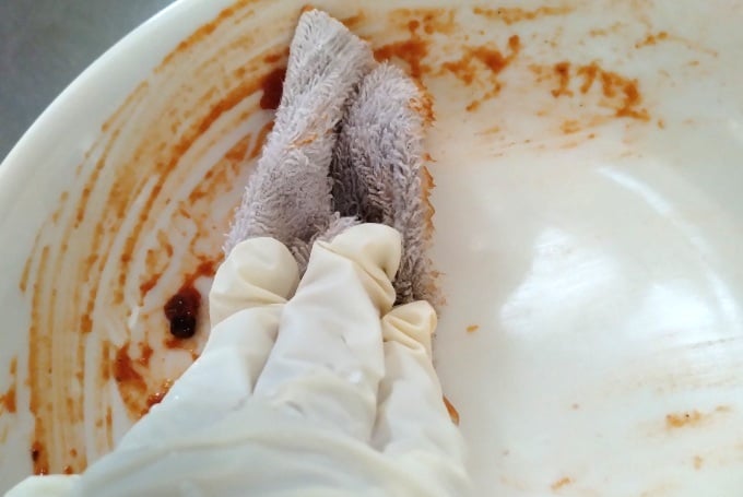 鍋や食器の油汚れを拭き取る