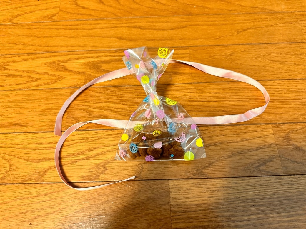 結びたい物の下にリボンを置きます。