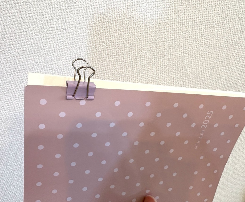 ノートにダブルクリップを挟んだ様子