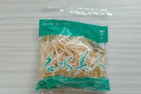 もやしの袋を切ったところ
