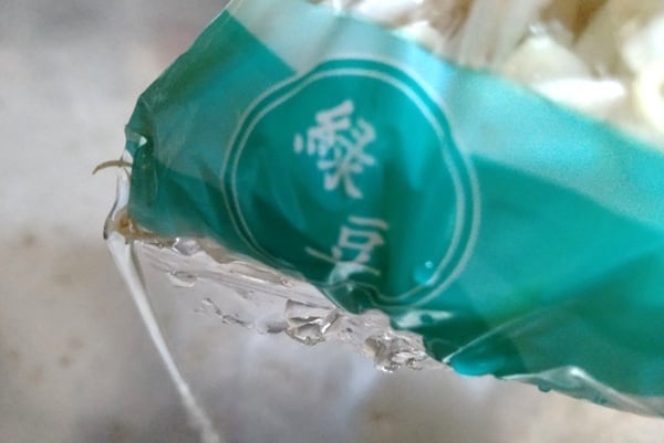 袋の角を切り、水を流す