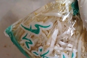 もやしを洗う