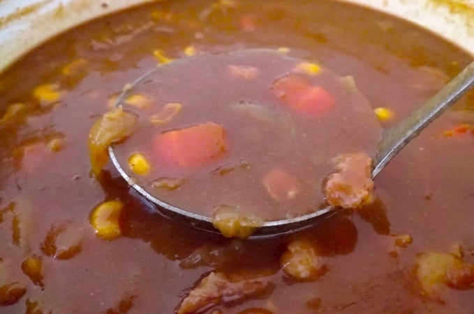 おたまの底をカレーの表面につける