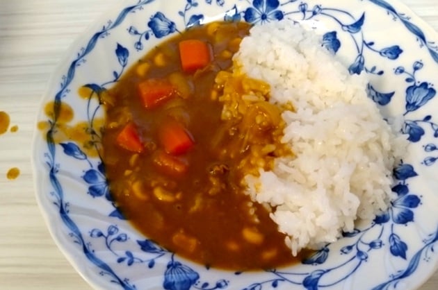 カレーがポタポタ垂れてしまったところ