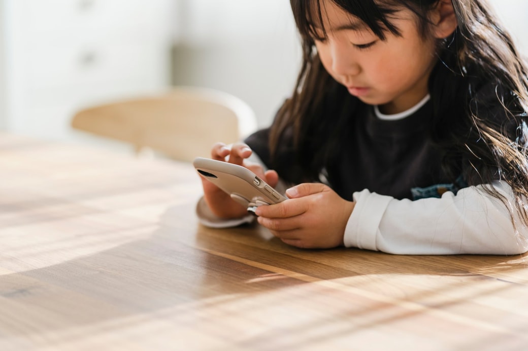 スマホを見る子