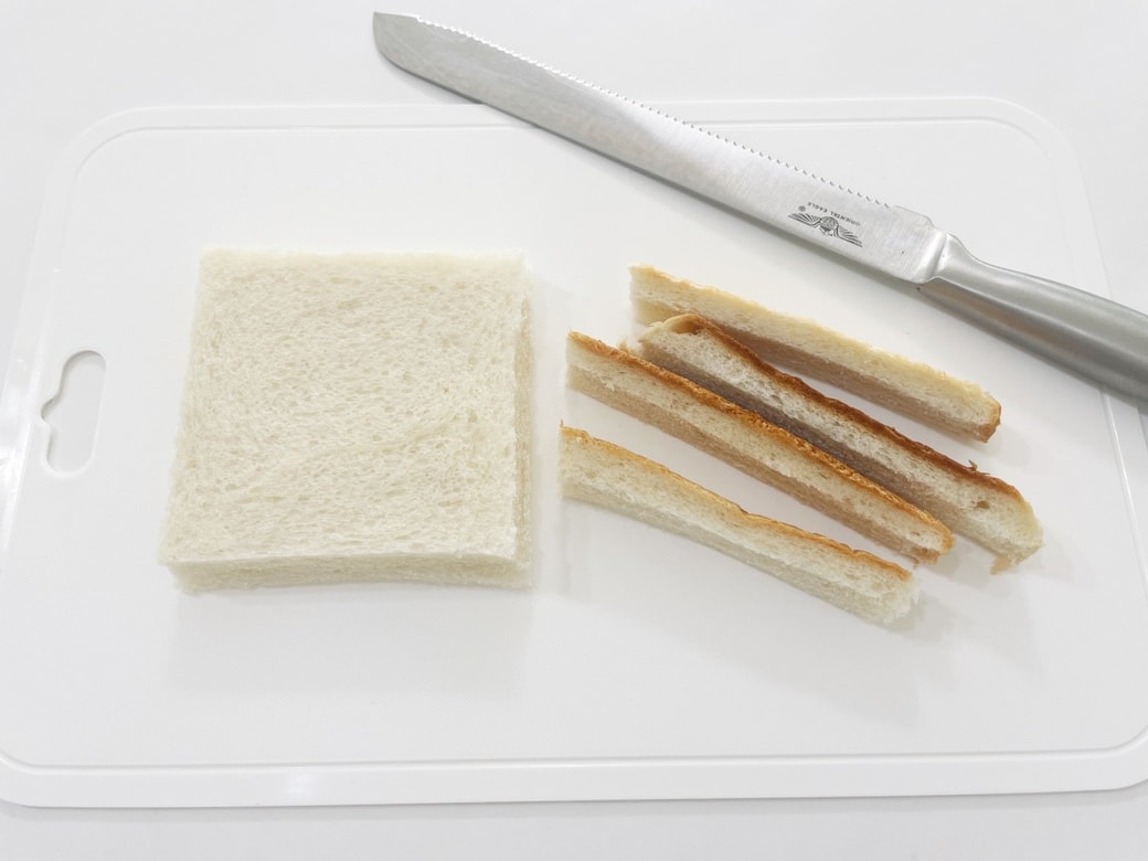 サンドイッチ作りで切り落としたパンの耳